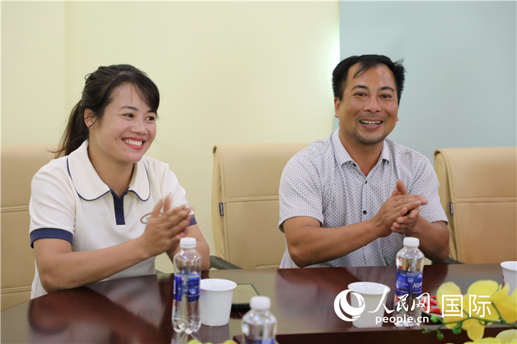 越南沙巴市黃連寄宿制民族小學(xué)老師阮氏秋姮、阮文享。人民網(wǎng)記者簡(jiǎn)承淵攝