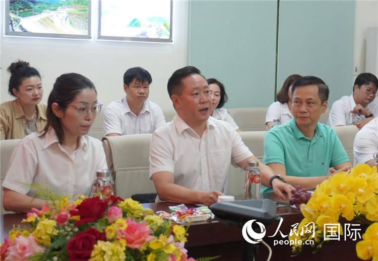 越中電力公司董事長(zhǎng)李志雄（前排左二）介紹越南電力情況。葛沙莎攝