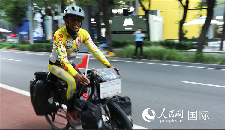 卡里姆·穆斯塔在北京街頭騎行。人民網(wǎng)記者 翟轉(zhuǎn)麗攝