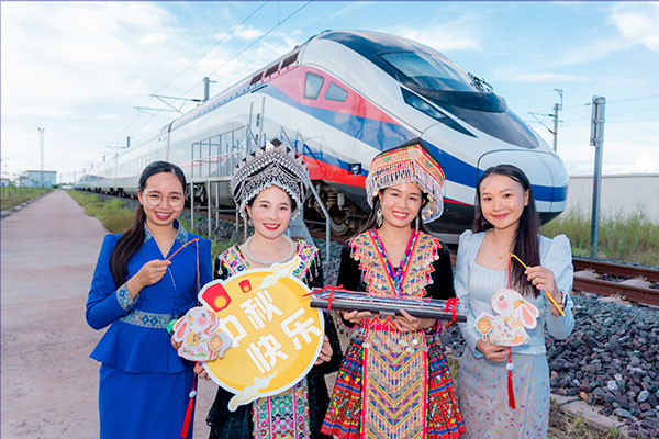 中老鐵路兩國員工一起參加中秋活動(dòng)。旺·洛拉勒攝