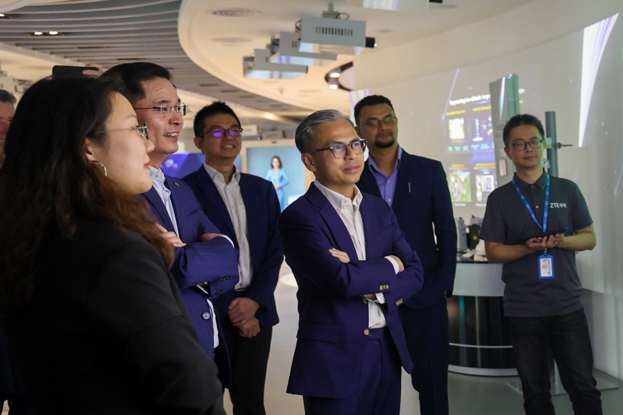 馬來西亞通訊部長法米·法茲（右三）在華訪問中國知名通信企業(yè)。（照片由馬來西亞通訊部提供） (1)