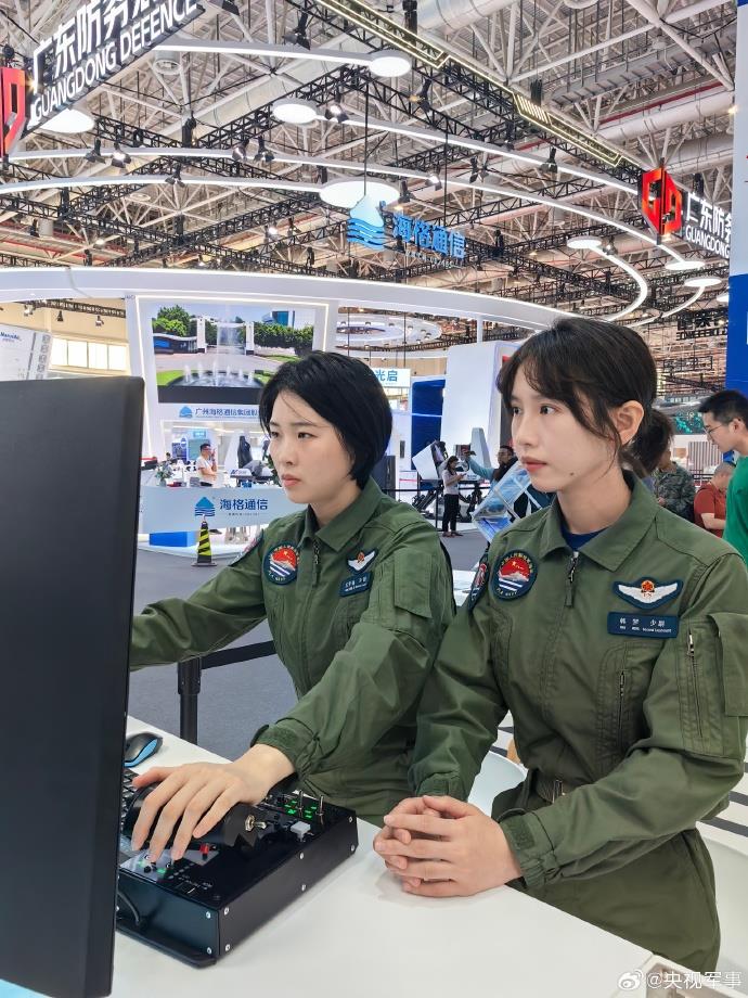 海軍首批艦載機女飛行員亮相中國航展