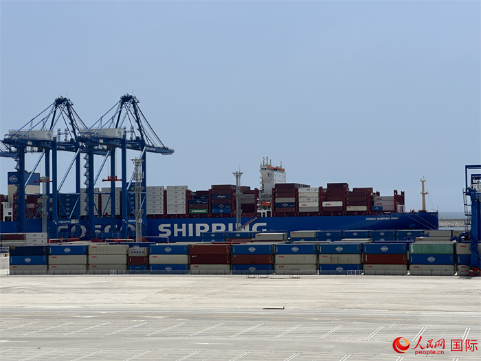 當(dāng)?shù)貢r間11月15日，秘魯錢凱港碼頭操作區(qū)現(xiàn)場。人民網(wǎng)記者 周雨攝