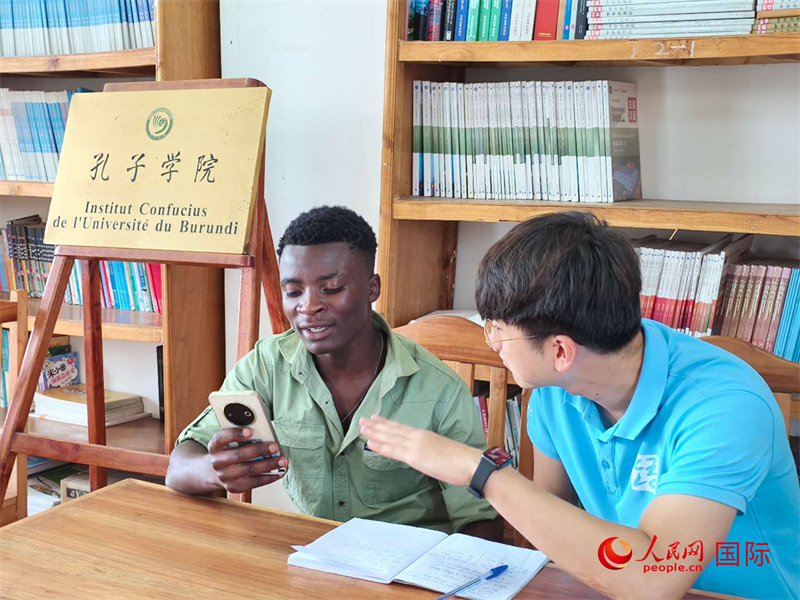 孔院教師在輔導(dǎo)學(xué)生。人民網(wǎng)記者 黃培昭攝