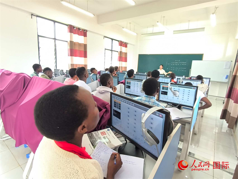 學(xué)生們在課堂上認真聽講。人民網(wǎng)記者 黃培昭攝