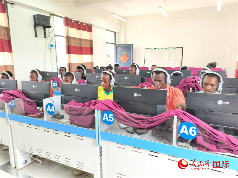 學(xué)生們正在上聽力課。人民網(wǎng)記者 黃培昭攝