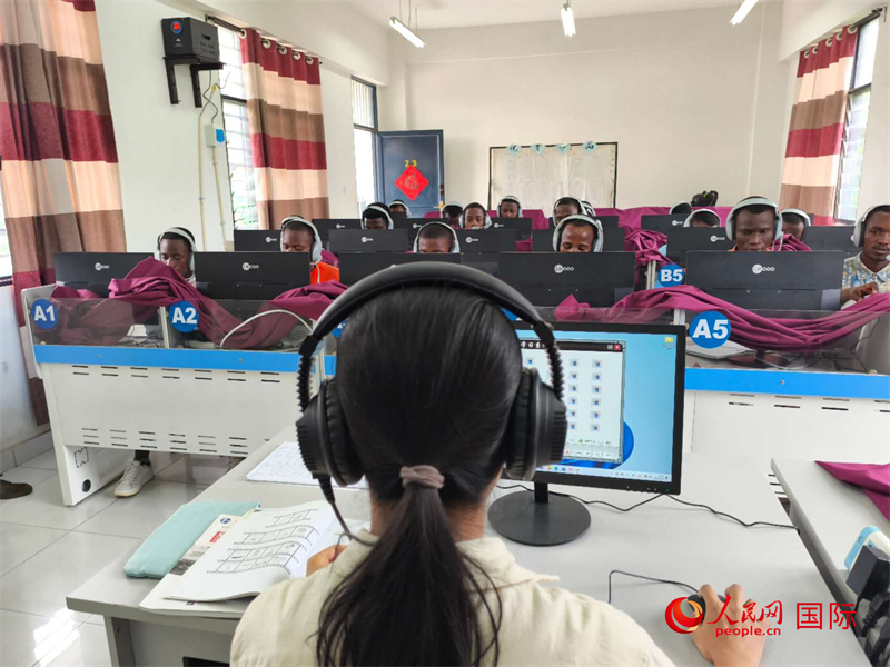 在聽力教室內(nèi) 。人民網(wǎng)記者 黃培昭攝