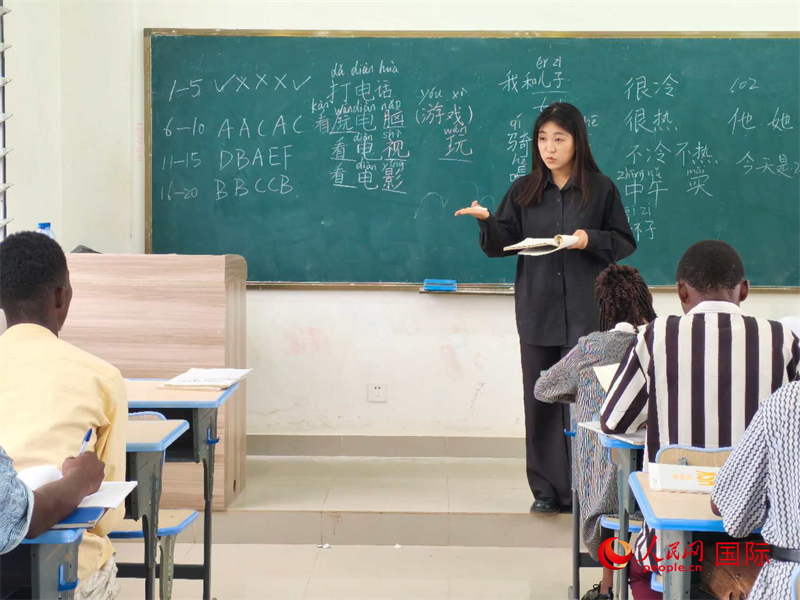 中國老師在給學(xué)生們講課。人民網(wǎng)記者 黃培昭攝