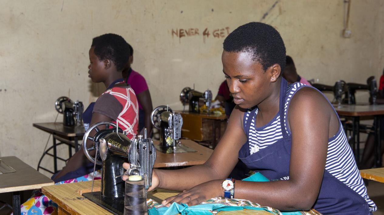 蕾切爾在接受縫紉技能培訓(xùn)。田雨攝