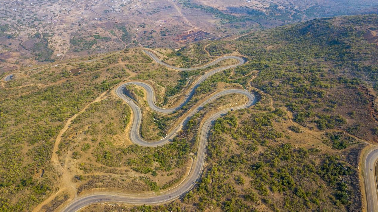 跨崖公路航拍圖。田雨攝