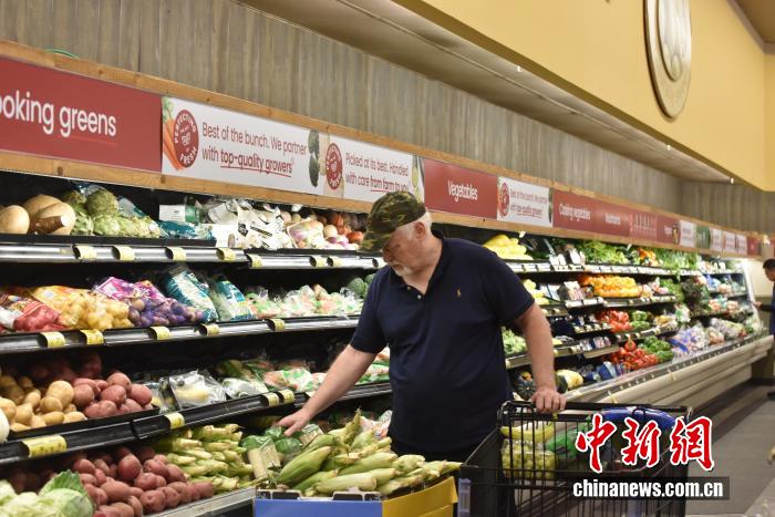 當?shù)貢r間7月18日，美國密歇根大學(xué)公布報告顯示，7月美國消費者信心指數(shù)升至61.8，為近5個月以來的最高值。圖為美國民眾在馬里蘭州羅克韋爾一超市購物。 <a target='_blank' href='/' _fcksavedurl='/'><p  align=