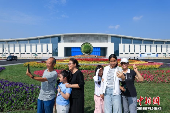 8月31日，天津，市民在2025年上海合作組織峰會主會場外自拍。當(dāng)日，2025年上海合作組織峰會在天津舉行。<a target='_blank' href='/'><p  align=