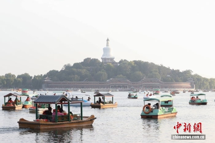 10月7日，國(guó)慶節(jié)、中秋節(jié)假期進(jìn)入尾聲，北京北海公園熱度不減，不少市民游客在公園乘船游玩。<a target='_blank' href='/' _fcksavedurl='/'><p  align=