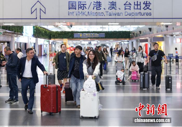 10月8日是國(guó)慶中秋假期最后一天，大量旅客在北京首都國(guó)際機(jī)場(chǎng)出行。 <a target='_blank' href='/' _fcksavedurl='/'><p  align=