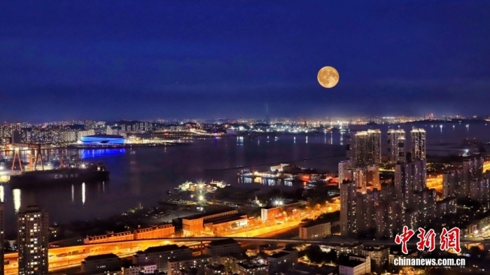 遼寧大連，中秋節(jié)一輪圓月從大連梭魚(yú)灣東方海岸線升起。