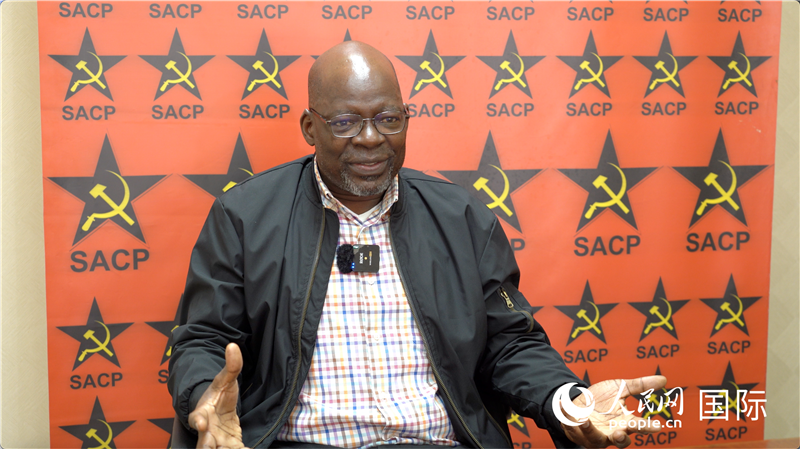 南非共產(chǎn)黨總書記索利 馬派拉接受人民網(wǎng)記者采訪。人民網(wǎng) 劉暢攝