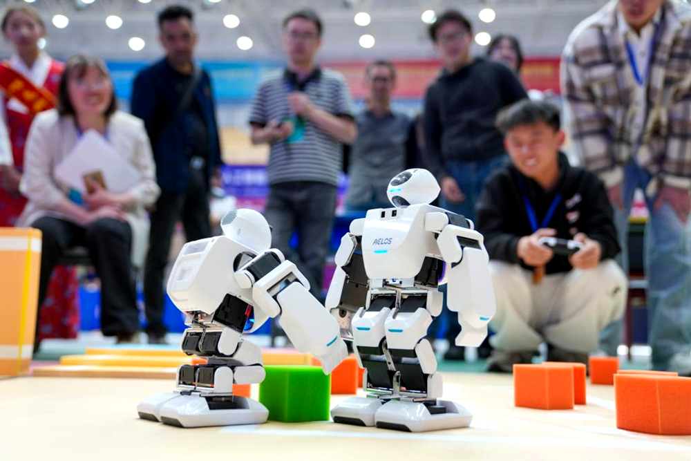 參賽選手操控機器人進行任務(wù)挑戰(zhàn)賽。晉美多吉攝