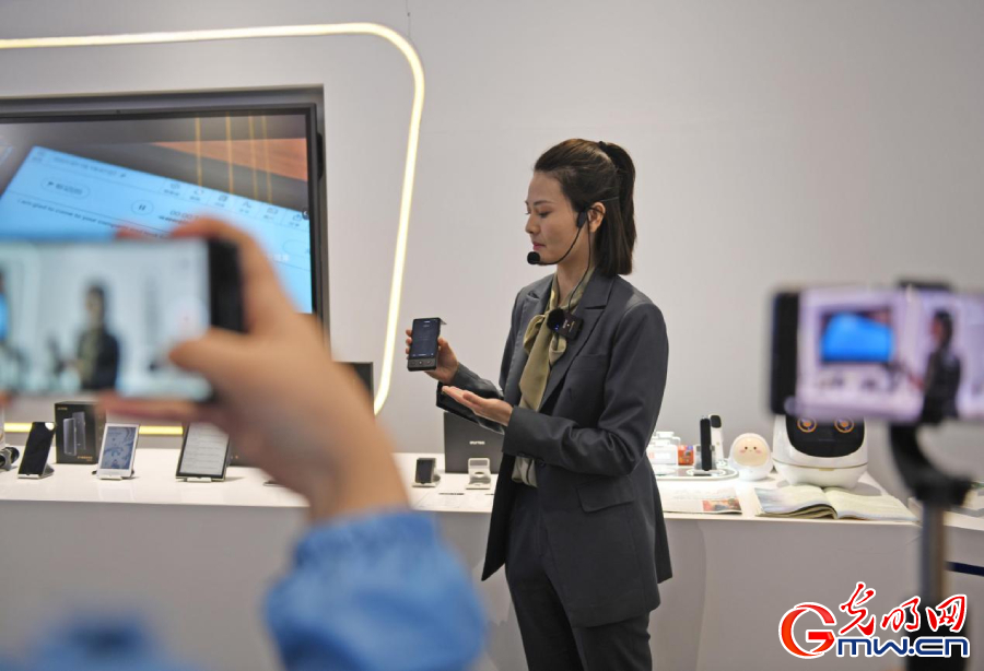 組圖丨AI、網(wǎng)絡(luò)安全、跨境電商……數(shù)字經(jīng)濟(jì)如此 “陜”耀