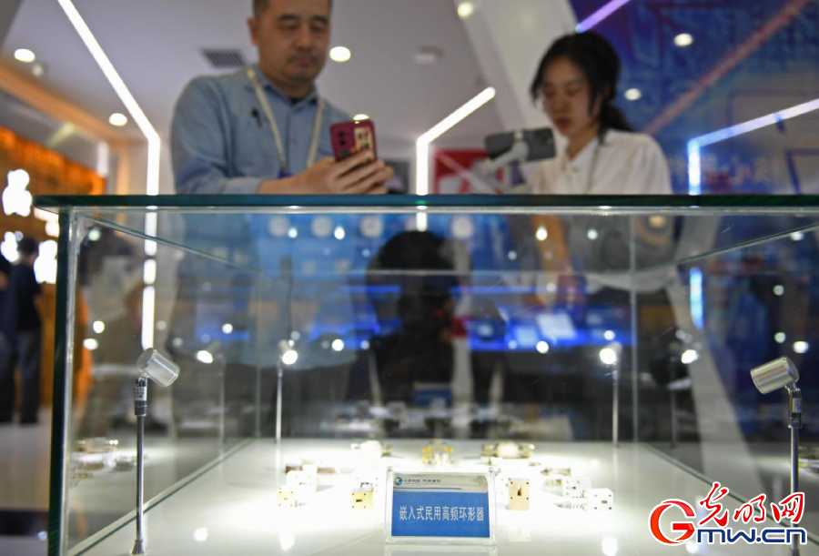 組圖丨AI、網(wǎng)絡(luò)安全、跨境電商……數(shù)字經(jīng)濟(jì)如此 “陜”耀