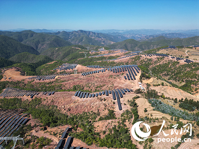 云南南華羅文村的山坡上，一塊塊光伏板連接成片。人民網(wǎng)記者 程浩攝