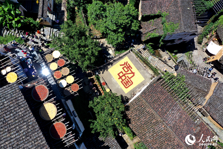 篁嶺曬秋大媽用農(nóng)作物曬出“活力中國”。人民網(wǎng)記者 時(shí)雨攝