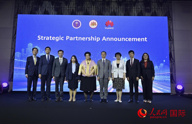 數(shù)字人才峰會現(xiàn)場。左五為泰國高等教育、科學(xué)、研究和創(chuàng)新部長素巴瑪·伊沙拉帕迪，右三中國駐泰國大使館教育參贊許蘭，右四為華為泰國技術(shù)有限公司總經(jīng)理李雄偉。人民網(wǎng)記者 簡承淵攝