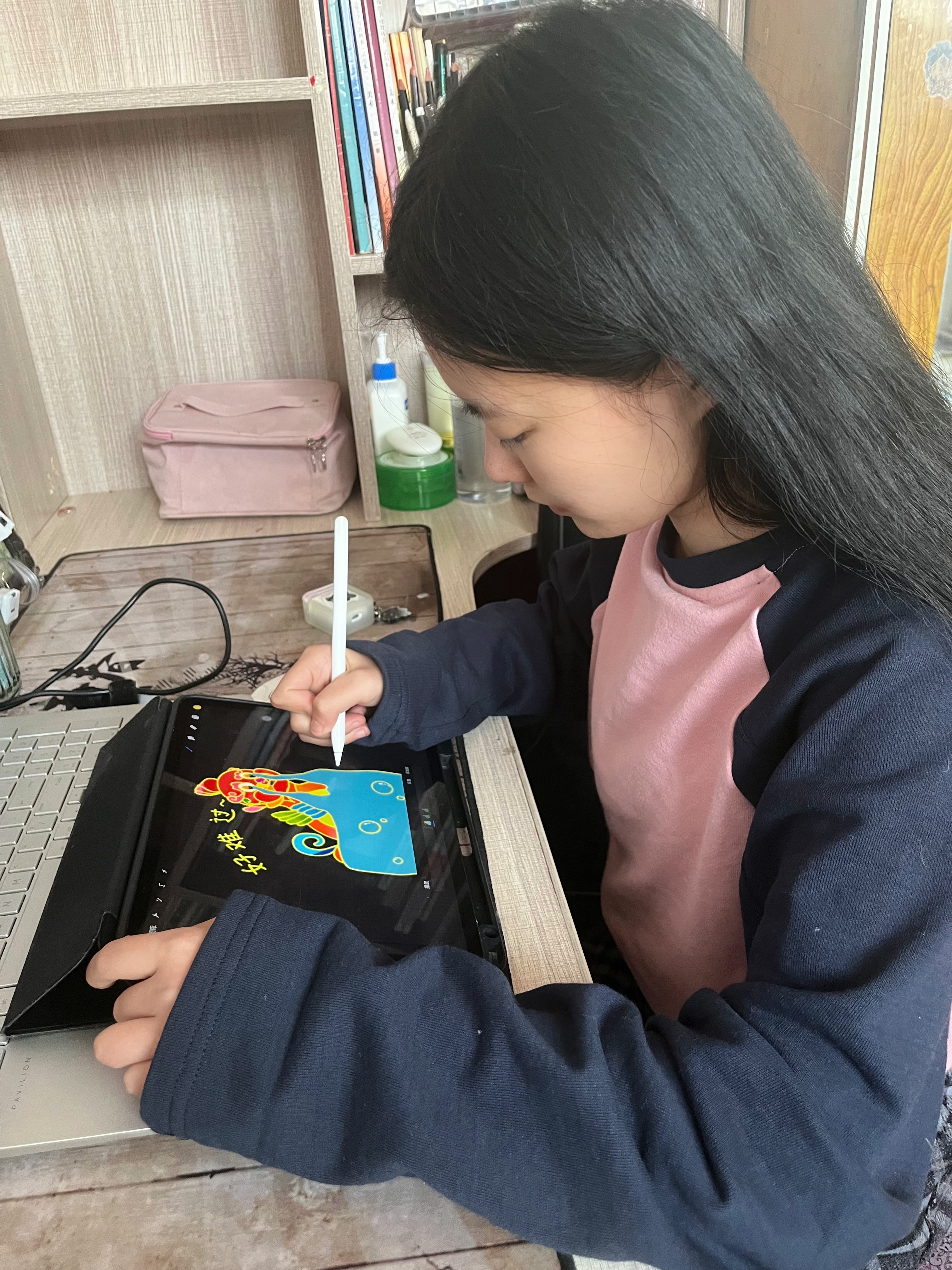 鄭明慧專(zhuān)心繪制銅坐龍表情包