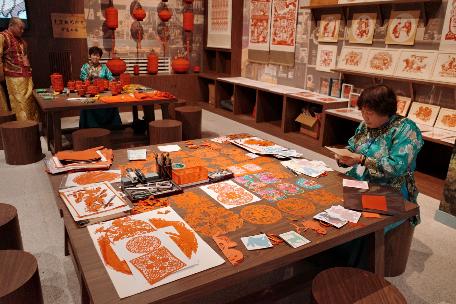 “氣象萬千——中國非遺保護(hù)實(shí)踐主題展”上，非遺傳承人現(xiàn)場展示。人民網(wǎng)記者 劉微攝