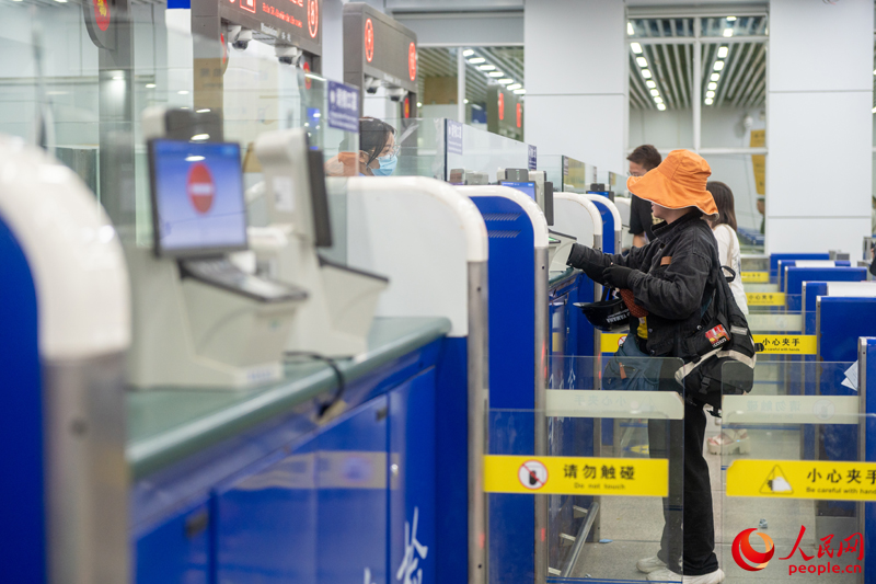 越南游客正在辦理入境手續(xù)。人民網(wǎng)記者 嚴立政攝