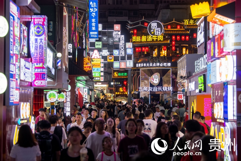 6月21日，貴陽，青云市集內(nèi)游人如織。人民網(wǎng)記者 翁奇羽攝