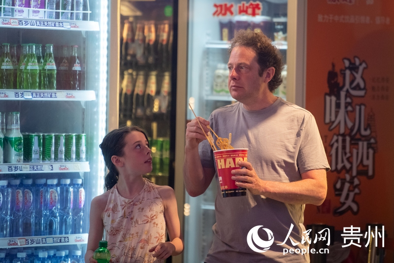 6月21日，貴陽青云市集內(nèi)，游客邊逛邊吃。人民網(wǎng)記者 翁奇羽攝