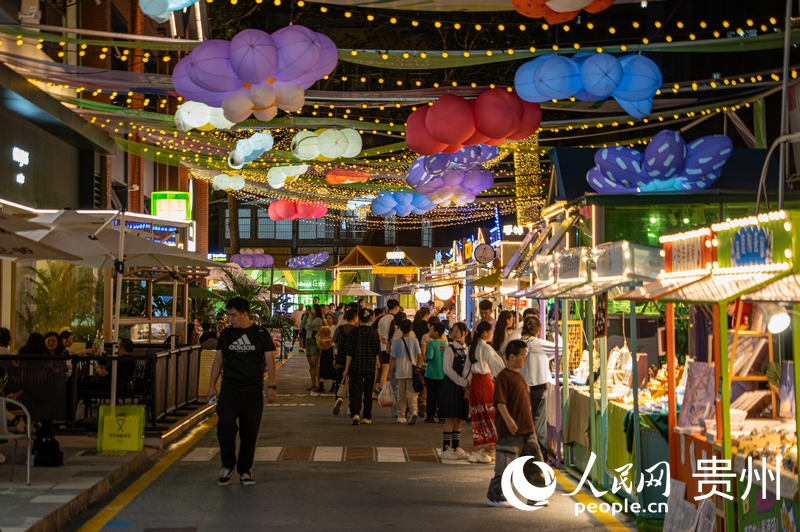 6月21日，貴陽新印廠霓虹閃爍，映照城市夜生活。人民網(wǎng) 陽茜攝