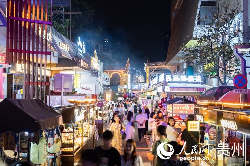 6月21日，夜幕下人頭攢動(dòng)的貴陽市太平路街區(qū)。人民網(wǎng)記者 涂敏攝