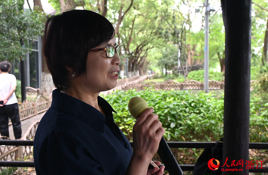 面向運(yùn)河，任國(guó)萍放聲歌唱。人民網(wǎng)記者 張麗瑋