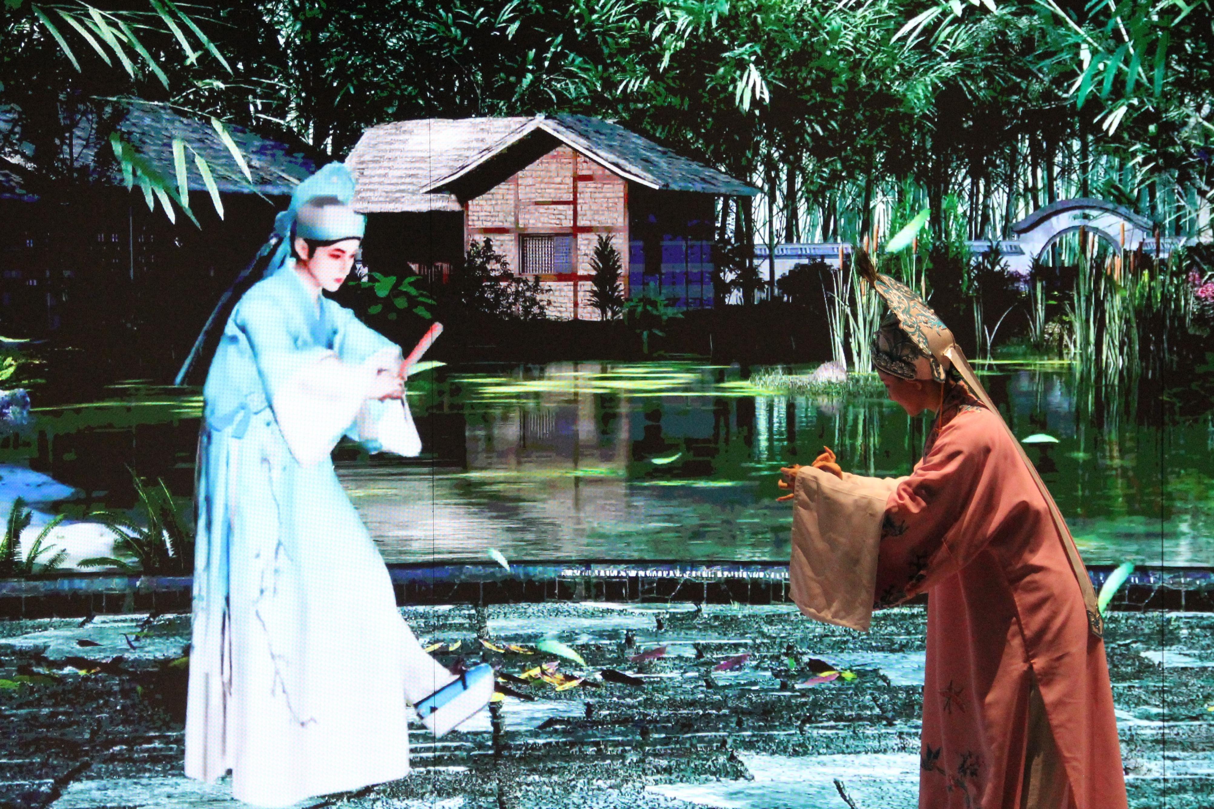 真人演員與虛擬人演員在“元啟金陵”南京數字文化客廳出演《梁山伯與祝英臺》經典選段。受訪者供圖