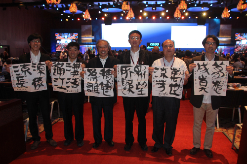 顧風(fēng)（左三）在會場合照留念。受訪者供圖