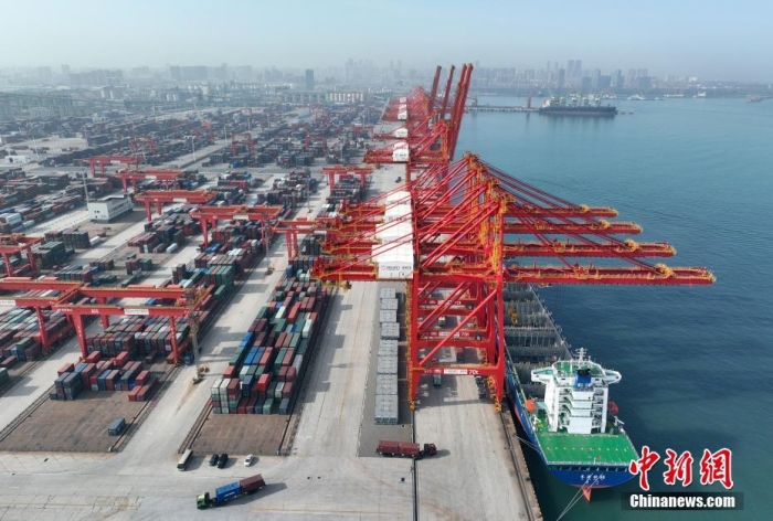 資料圖：山東日照港全自動化集裝箱碼頭作業(yè)現(xiàn)場。(無人機(jī)圖片)<a target='_blank' href='/'><p  align=