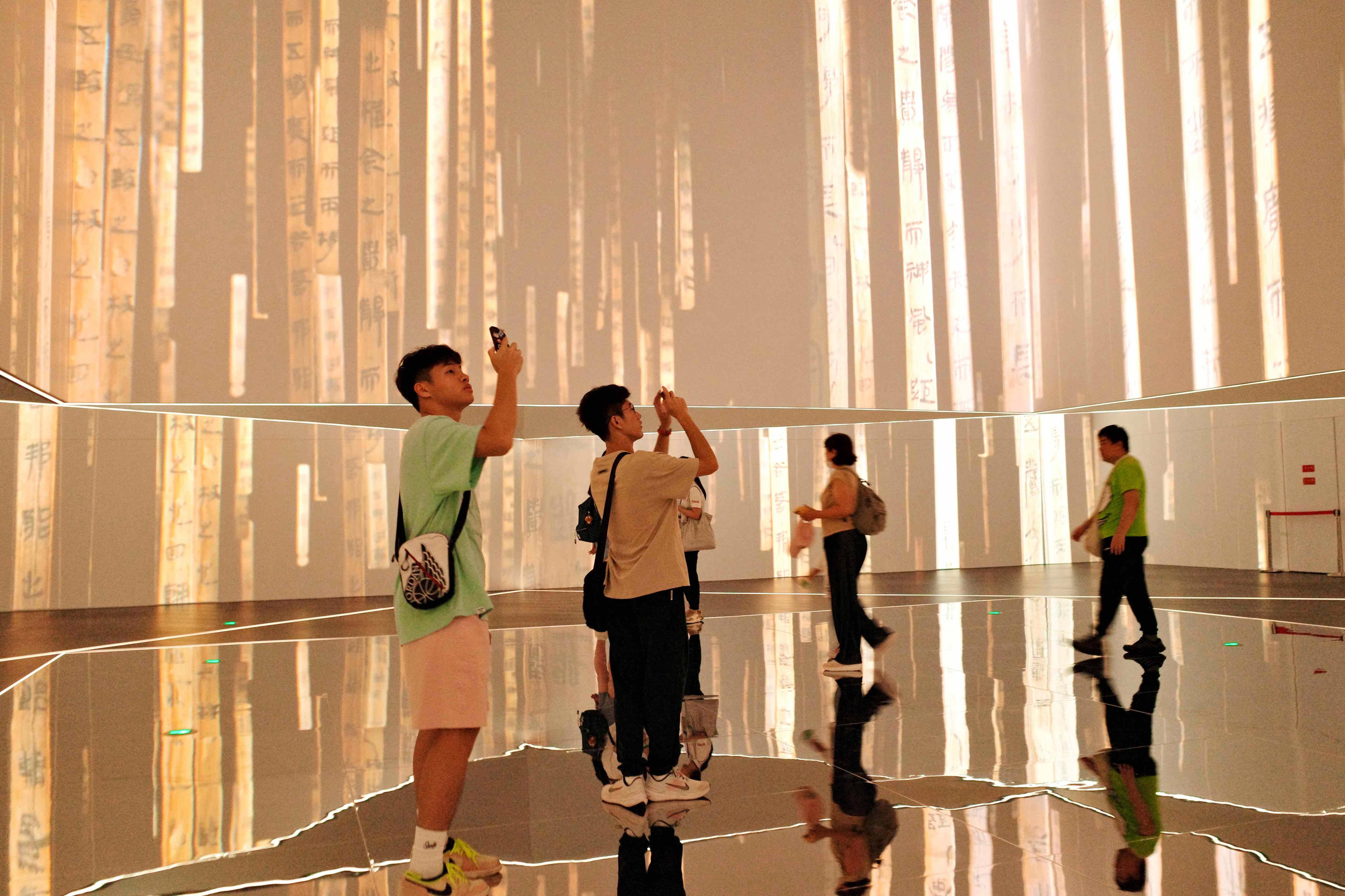 觀眾在湖南博物院沉浸式觀展。人民網(wǎng)記者 劉微攝