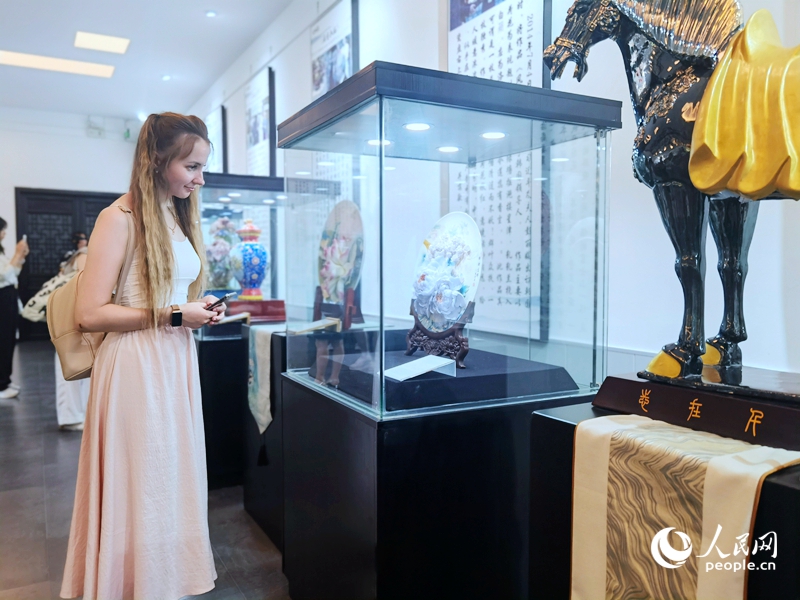來(lái)自白俄羅斯的留學(xué)生喀秋莎駐足欣賞牡丹瓷。人民網(wǎng)記者 尚明楨攝