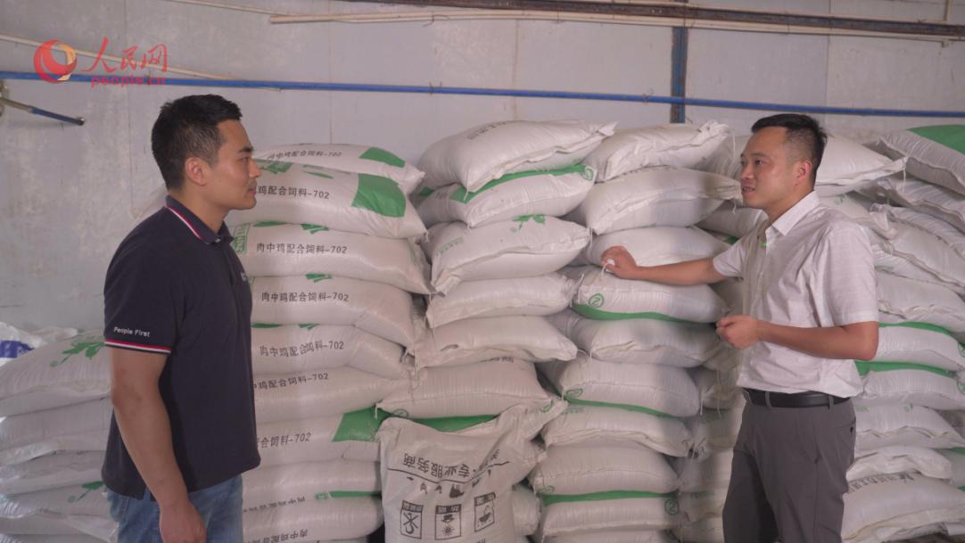 文圣農(nóng)業(yè)開發(fā)有限公司任志軍（右）接受采訪。人民網(wǎng)記者 王紹紹攝