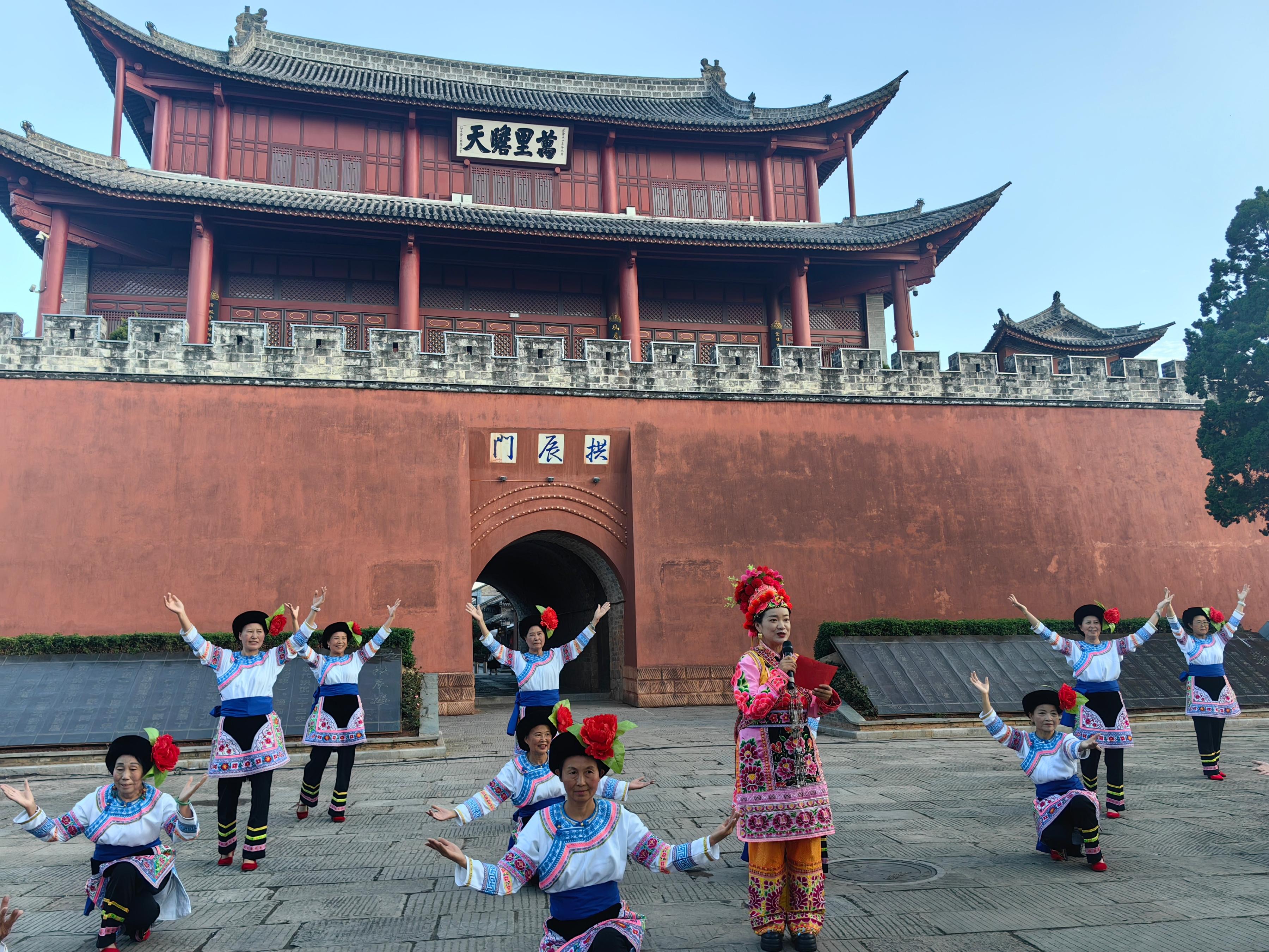 云南大理巍山舉辦普法宣傳活動(dòng)。人民網(wǎng)記者 孝金波攝