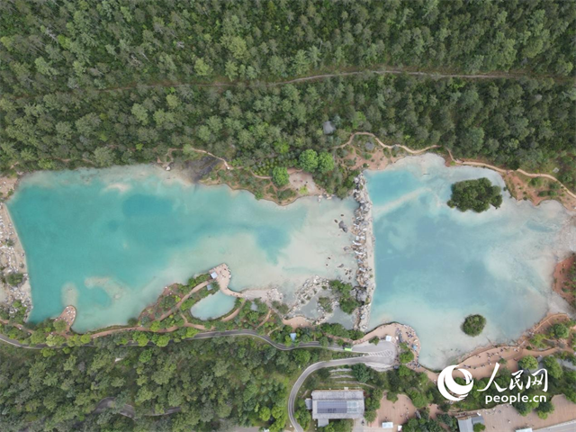 位于麗江市玉龍雪山東麓甲子村的藍(lán)月谷景區(qū)。 人民網(wǎng)記者 符皓攝