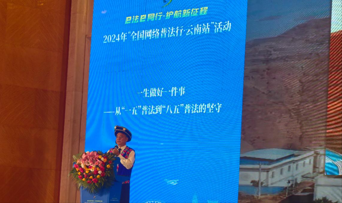 李學(xué)平分享普法的故事。人民網(wǎng)記者 孝金波攝