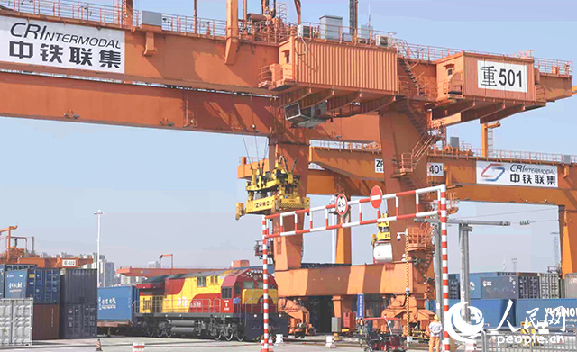 位于重慶國際物流樞紐園區(qū)的重慶鐵路集裝箱中心站。 人民網(wǎng)記者 劉祎攝