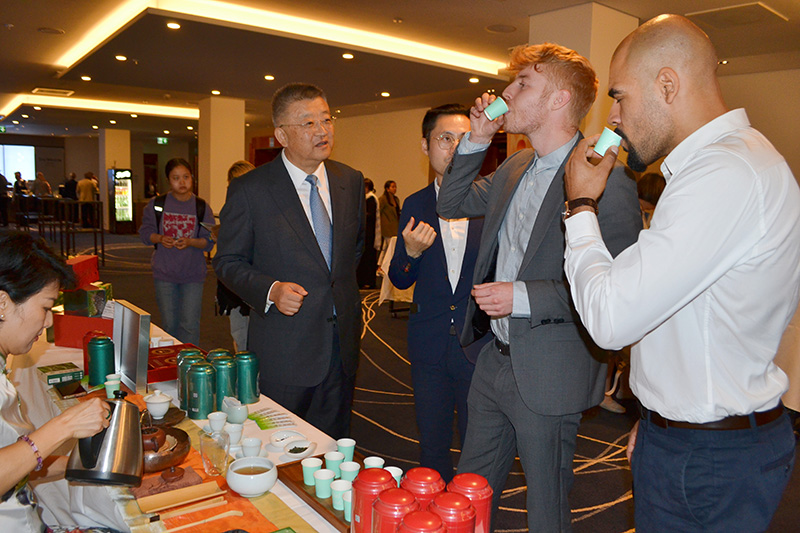 參會嘉賓品鑒貴州茶。貴州省互聯(lián)網(wǎng)信息辦公室供圖