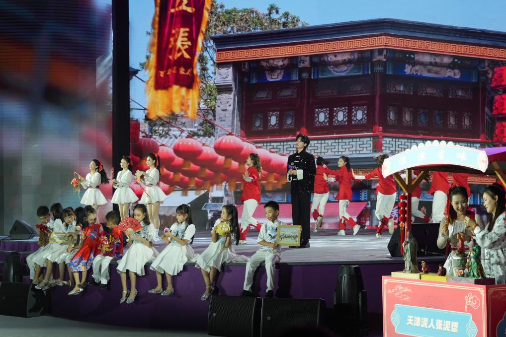 《津門(mén)謠》節(jié)目現(xiàn)場(chǎng)。人民網(wǎng)記者 于凱攝