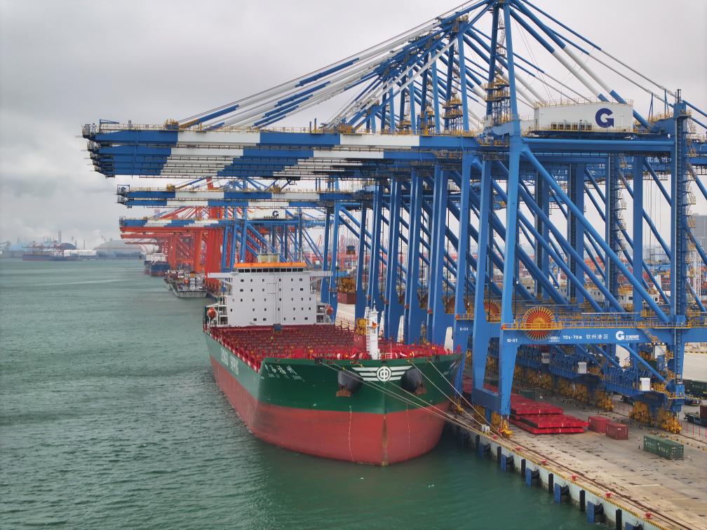 2月23日拍攝的廣西北部灣港欽州港區(qū)的碼頭堆場(chǎng)（無(wú)人機(jī)照片）。新華社記者 周華 攝