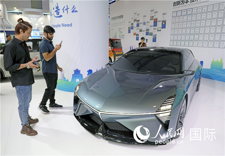 東博會(huì)上，上汽通用五菱展出的一款名為“東盟之光”的新能源概念車吸引參觀者駐足。人民網(wǎng)記者趙益普攝