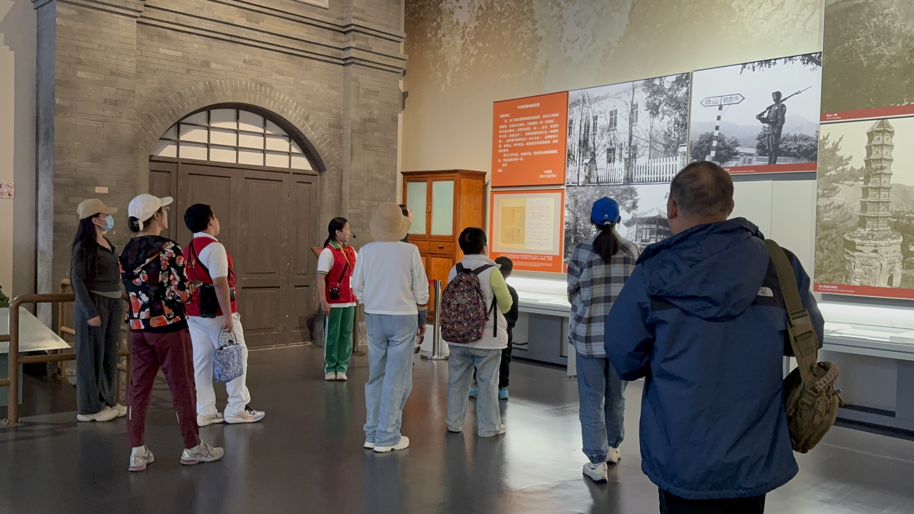 10月4日，北京香山革命紀(jì)念館內(nèi)，一名“紅領(lǐng)巾志愿者”正在為參觀者講解。人民網(wǎng)記者 劉微攝