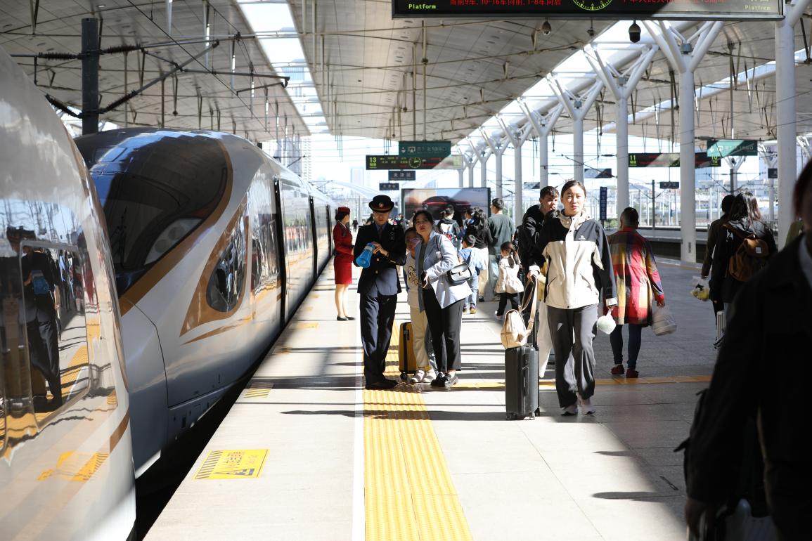 旅客在站臺(tái)準(zhǔn)備乘車。受訪方供圖